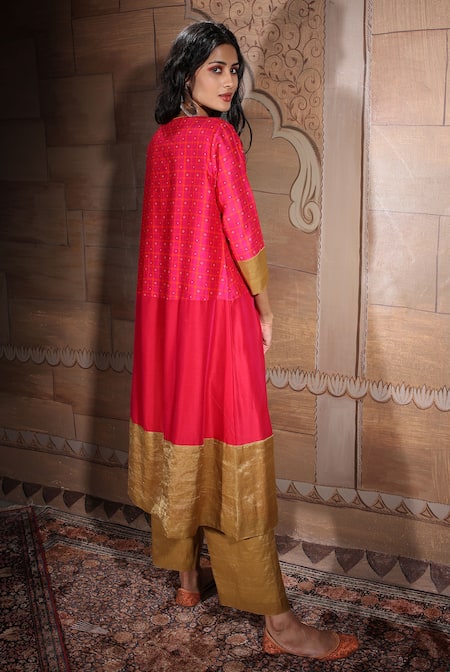 Buy_Neeta Bhargava_Gold Chanderi, Handwoven Cotton Silk, Organza And Tissue V Neck Kurta Set _Online_at_Aza_Fashions