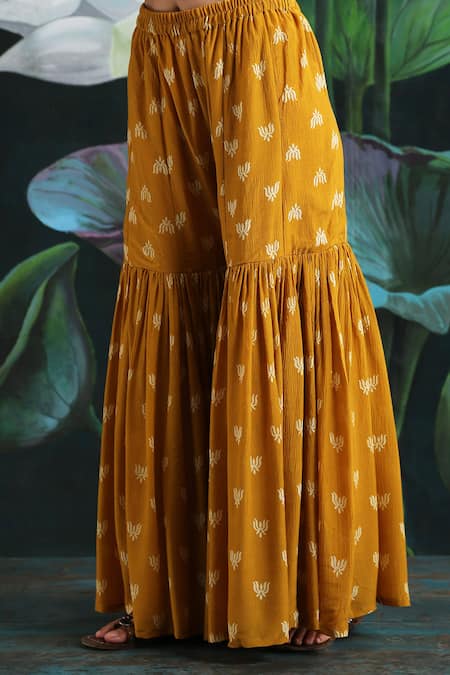 Rekha Agra Yellow Organza, Satin, Crinkled Cotton V Neck Printed Kurta Set Online at Aza Fashions Rekha Agra_Yellow Organza, Satin, Crinkled Cotton V Neck Printed Kurta Set _Online_at_Aza_Fashions