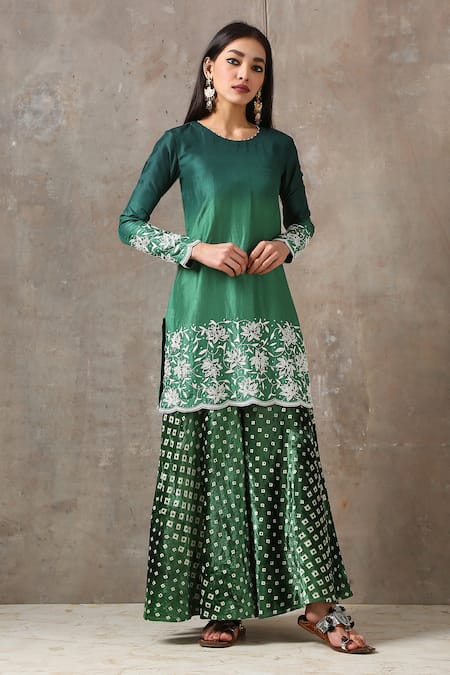 Buy_Rekha Agra_Green Silk, Organza, Velvet V Neck Embroidered Kurta Set _Online_at_Aza_Fashions