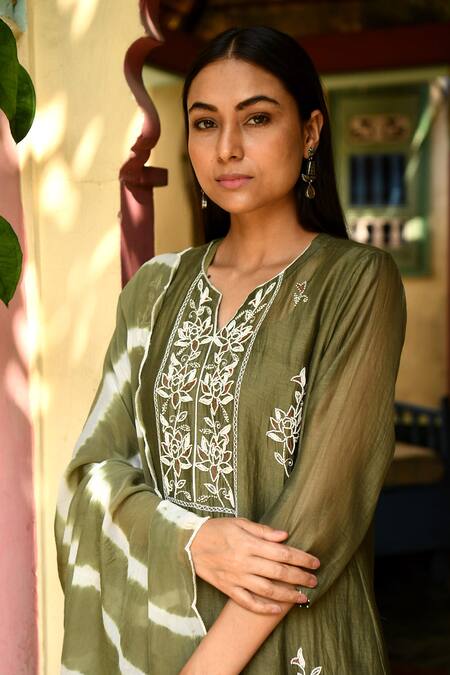 Rekha Agra_Green Cotton Silk, Flat Chiffon, Handloom Chanderi Notched Kurta Set _Online_at_Aza_Fashions