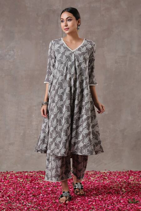 Rekha Agra_Grey Crinkled Cotton Silk Floral Motifs V Neck Print Anarkali And Palazzo Set _Online_at_Aza_Fashions