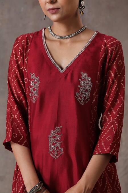 Rekha Agra_Red Chanderi, Cotton Flax Geometric Motifs V Neck Kurta And Pant Set _Online_at_Aza_Fashions