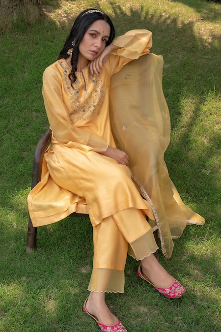 Shop Rashi Jain Yellow Chanderi Notched Sunheri Kurta Set at Aza Fashions Shop_Rashi Jain_Yellow Chanderi Notched Sunheri Kurta Set_at_Aza_Fashions