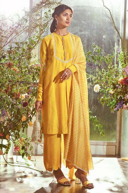 Ridhi Mehra Yellow Chanderi Round Kurta Set Online at Aza Fashions Ridhi Mehra_Yellow Chanderi Round Kurta Set _Online_at_Aza_Fashions