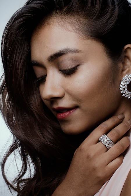 From Anushka Sharma, Deepika Padukone to Kareena Kapoor Khan: Know the  prices of expensive engagement rings of these 6 Bollywood divas