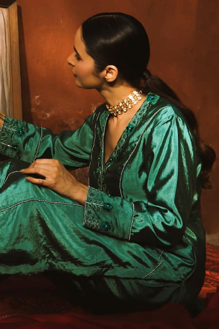 Shop Priyal Bhardwaj Green Kurta Set Poly Silk, Stole Organza Floral V Neck Embroidered Pant at Aza Fashions Shop_Priyal Bhardwaj_Green Kurta Set Poly Silk, Stole Organza Floral V Neck Embroidered Pant _at_Aza_Fashions