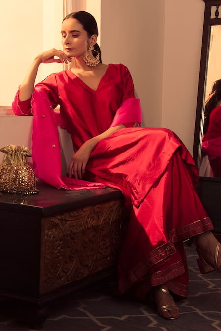 Shop Priyal Bhardwaj Red Kurta Set Poly Silk, Stole Organza Floral V Neck With Scallop Dupatta at Aza Fashions Shop_Priyal Bhardwaj_Red Kurta Set Poly Silk, Stole Organza Floral V Neck With Scallop Dupatta _at_Aza_Fashions