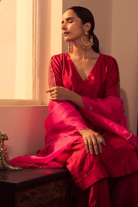 Priyal Bhardwaj Red Kurta Set Poly Silk, Stole Organza Floral V Neck With Scallop Dupatta Online at Aza Fashions Priyal Bhardwaj_Red Kurta Set Poly Silk, Stole Organza Floral V Neck With Scallop Dupatta _Online_at_Aza_Fashions