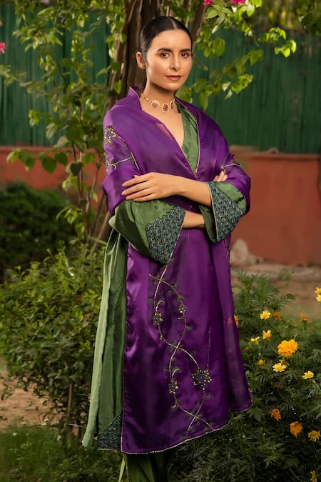 Shop Priyal Bhardwaj Green Kurta Set Poly Silk, Stole Organza Floral V With Embroidered Dupatta at Aza Fashions Shop_Priyal Bhardwaj_Green Kurta Set Poly Silk, Stole Organza Floral V With Embroidered Dupatta _at_Aza_Fashions