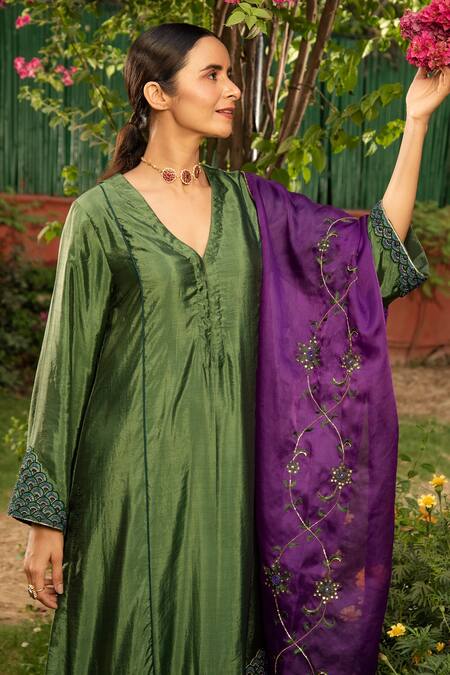 Priyal Bhardwaj Green Kurta Set Poly Silk, Stole Organza Floral V With Embroidered Dupatta Online at Aza Fashions Priyal Bhardwaj_Green Kurta Set Poly Silk, Stole Organza Floral V With Embroidered Dupatta _Online_at_Aza_Fashions