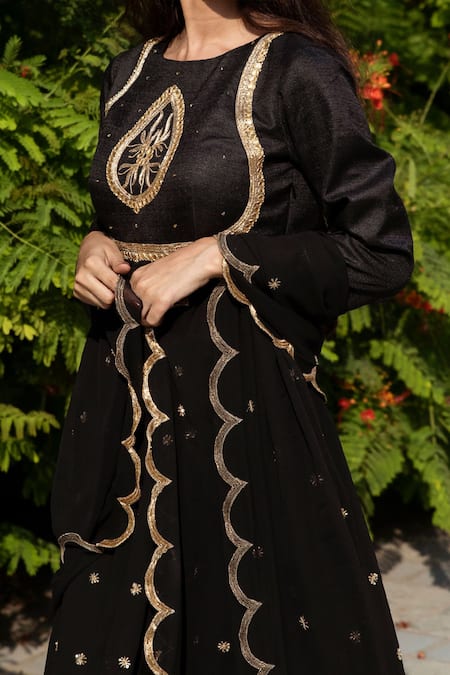 Rashika Sharma Black Kurta Handloom Silk And Georgette Dupatta And Embroidered Flared Set at Aza Fashions Rashika Sharma_Black Kurta Handloom Silk And Georgette Dupatta And Embroidered Flared Set _at_Aza_Fashions