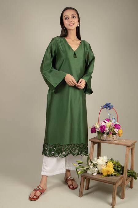 Ikshita Choudhary_Green Kurta Chanderi Silkpant Cotton Floral Cutwork V Neck And Pant Set_Online_at_Aza_Fashions