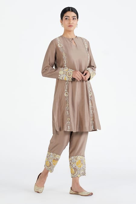 Megha Bansal Grey Organza, Chanderi Floral, Stripes Runa Vrit Embroidered Kurta Set Online at Aza Fashions Megha Bansal_Grey Organza, Chanderi Floral, Stripes Runa Vrit Embroidered Kurta Set _Online_at_Aza_Fashions