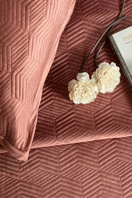 Sadyaska Pink Fabric Velvetfilling 100% Polyester Quilted Velvet Bedspread Set Online at Aza Fashions Sadyaska_Pink Fabric Velvetfilling 100% Polyester Quilted Velvet Bedspread Set_Online_at_Aza_Fashions