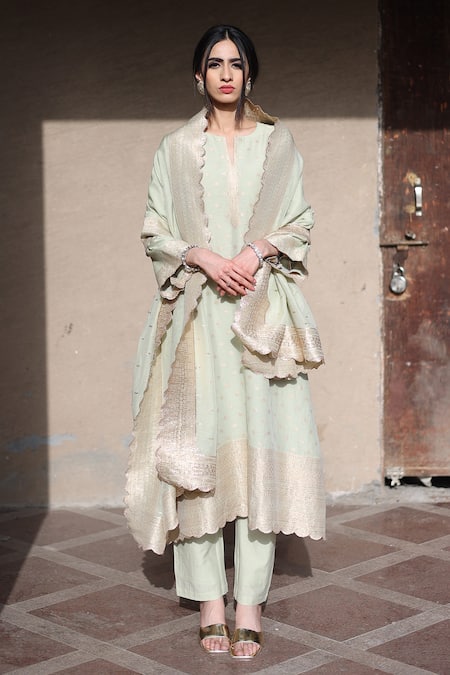 Buy_Safaa_Green Vegan Silk Floral Motifs Round Notched Nameh Scalloped Woven Kurta Set _Online_at_Aza_Fashions