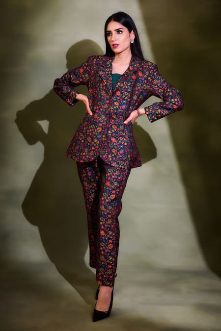 Safaa Qareenay Blazer & Pant Set 