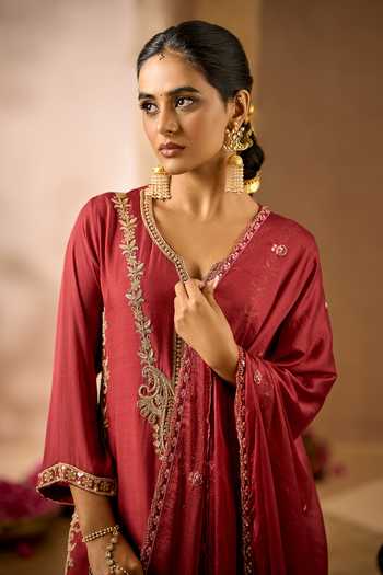 Buy Samyukta Singhania Maroon Georgette V-neck Embroidered Kurta Set Online at Aza Fashions Buy_Samyukta Singhania_Maroon Georgette V-neck Embroidered Kurta Set _Online_at_Aza_Fashions