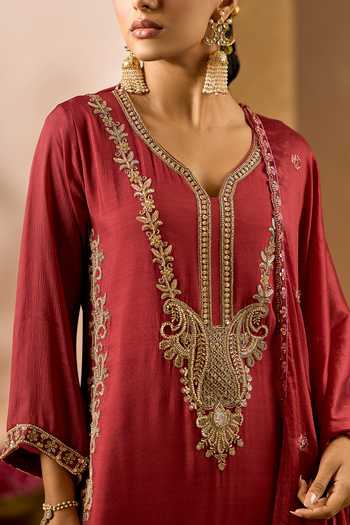 Samyukta Singhania Maroon Georgette V-neck Embroidered Kurta Set at Aza Fashions Samyukta Singhania_Maroon Georgette V-neck Embroidered Kurta Set _at_Aza_Fashions