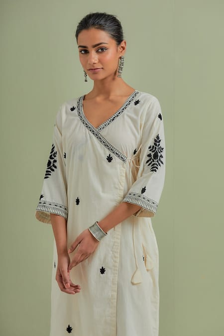 Priya Chaudhary_Off White Cotton, Kota Doria Embroidery V-neck Flora Angrakha Pant Set _Online_at_Aza_Fashions