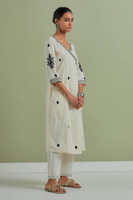 Priya Chaudhary_Off White Cotton Embroidery V-neck Flora Angrakha And Pant Set _Online_at_Aza_Fashions