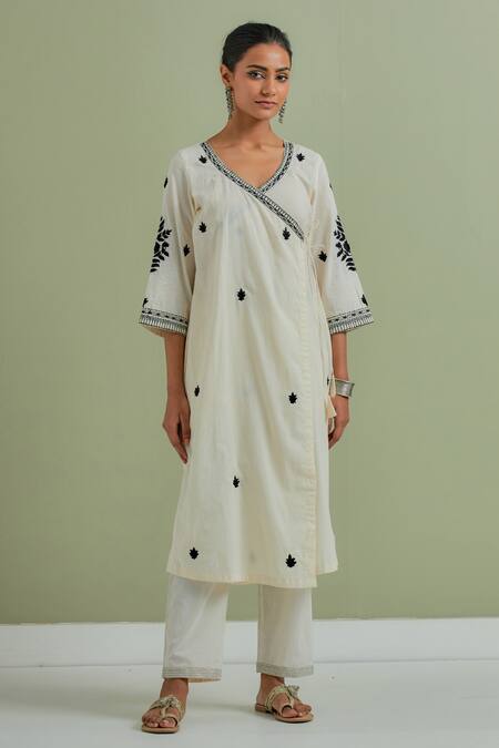 Priya Chaudhary_Off White Cotton, Kota Doria Embroidery V-neck Flora Angrakha Pant Set _at_Aza_Fashions