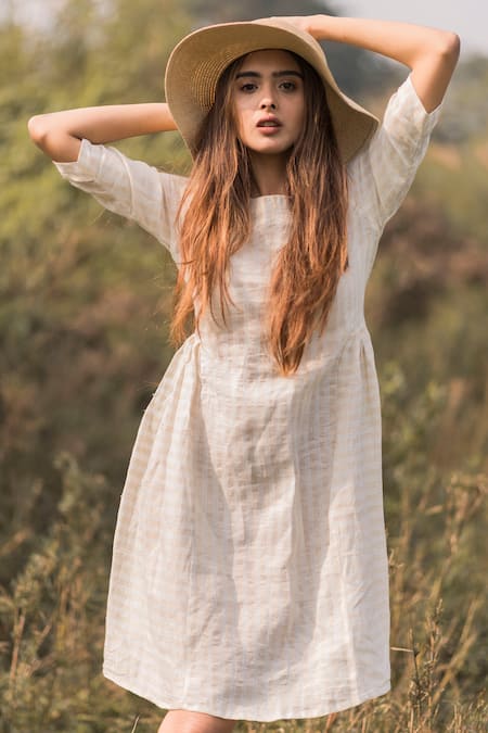 Vaani Beswal_White Handwoven Linen With Zari Round Neck Samana Dress _Online_at_Aza_Fashions