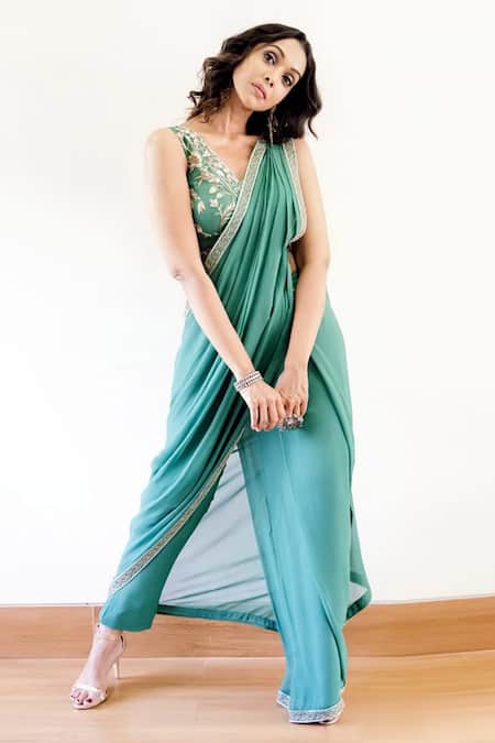 Samatvam By Anjali Bhaskar Green Georgette V Neck Pre-draped Pant Saree Set Online at Aza Fashions Samatvam By Anjali Bhaskar_Green Georgette V Neck Pre-draped Pant Saree Set _Online_at_Aza_Fashions