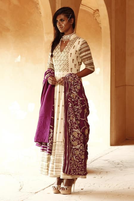 Samatvam By Anjali Bhaskar White , Habutai V Neck Anarkali With Dupatta 