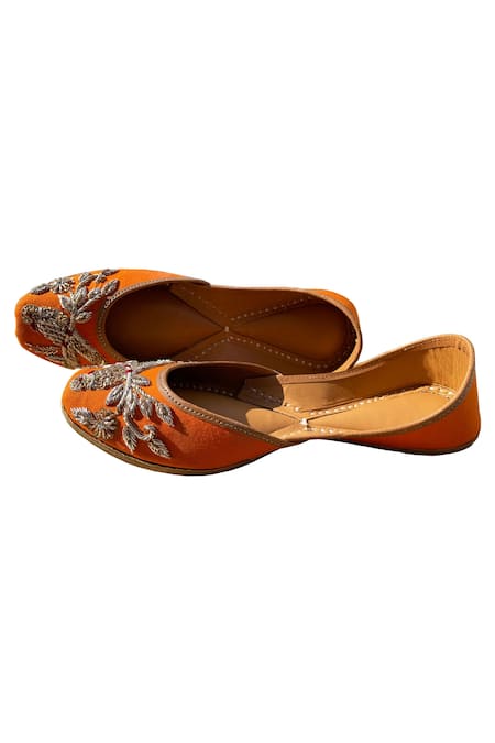 Kurrbat Scarlet Embroidered Juttis 