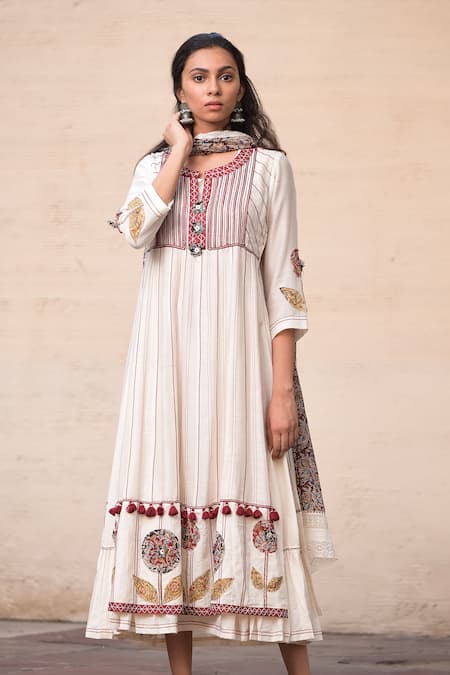 Simar Dugal Embroidered Kurta Set 