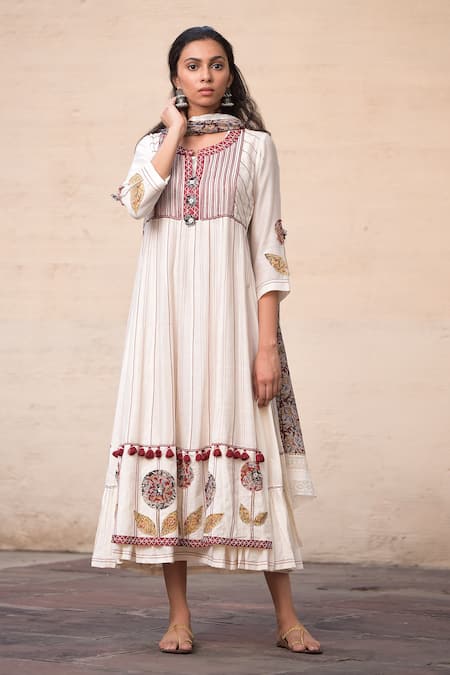 Simar Dugal Embroidered Kurta Set 