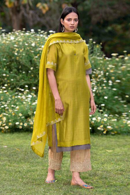 Priti Prashant Green Handwoven Dupatta Mul Round Kurta Set Online at Aza Fashions Priti Prashant_Green Handwoven Dupatta Mul Round Kurta Set _Online_at_Aza_Fashions