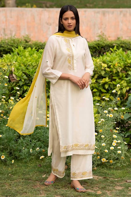 Priti Prashant White Handwoven Dupatta Mul Mandarin Collar Kurta Set Online at Aza Fashions Priti Prashant_White Handwoven Dupatta Mul Mandarin Collar Kurta Set _Online_at_Aza_Fashions