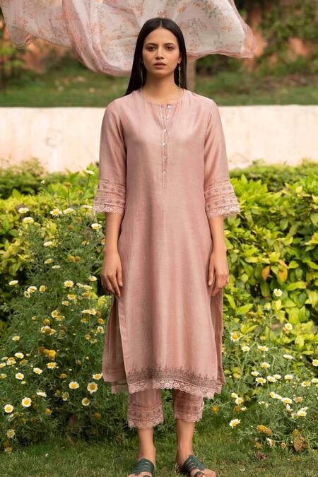 Priti Prashant Pink Handwoven Dupatta Mul Round Kurta Set Online at Aza Fashions Priti Prashant_Pink Handwoven Dupatta Mul Round Kurta Set _Online_at_Aza_Fashions