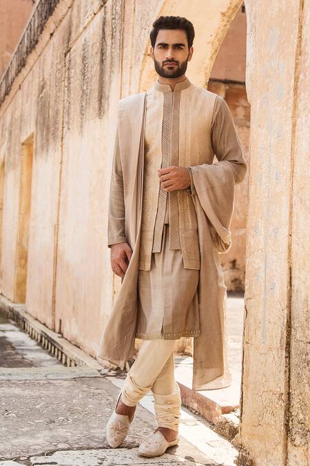 Soniya G Embroidered Bundi & Kurta Set 