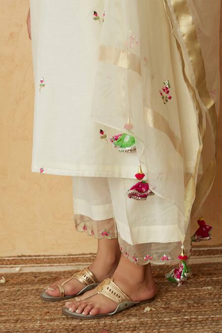 Buy Begum White Kurta Chanderi V-neck Embroidered Set Online at Aza Fashions Buy_Begum_White Kurta Chanderi V-neck Embroidered Set _Online_at_Aza_Fashions