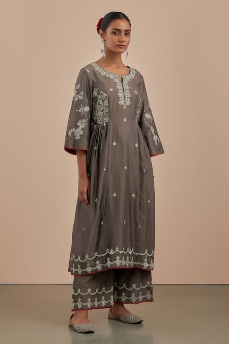 Priya Chaudhary_Grey Chanderi Silk Floral Notched Embroidered Kurta And Pant Set _Online_at_Aza_Fashions