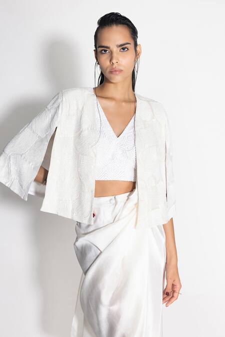 431-88 By Shweta Kapur_White Silk Cut Work V-neck Pre-draped Saree And Cutdana Cape Set_at_Aza_Fashions