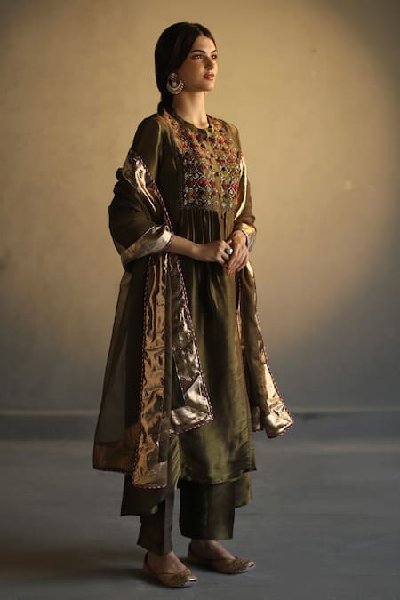 Buy_Begum_Green Dupatta Organza, Kurta And Pant Silk Round Embroidered Set _Online_at_Aza_Fashions
