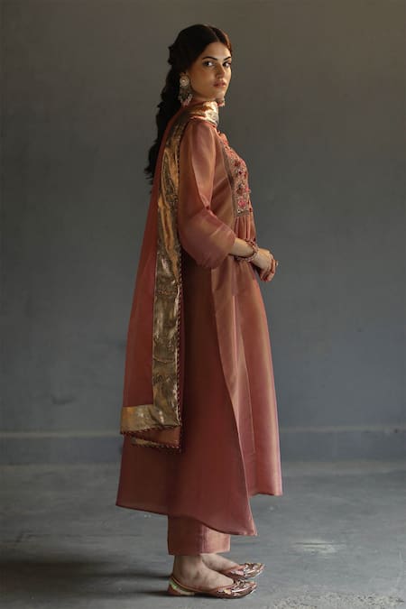 Begum_Peach Dupatta Organza, Kurta And Pant Silk Round Embroidered Set _Online_at_Aza_Fashions