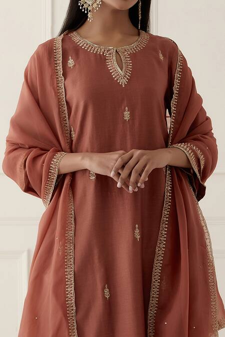 Ikshita Choudhary Brown Chanderi Silk Dupatta Tissue Organza Embroidered Floral Buttis Kurta Set at Aza Fashions Ikshita Choudhary_Brown Chanderi Silk Dupatta Tissue Organza Embroidered Floral Buttis Kurta Set_at_Aza_Fashions