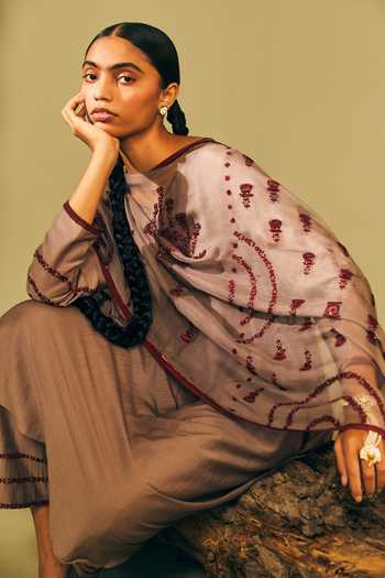 Sarang Kaur_Grey Organza Silk Floral Motifs Embroidered Dupatta _at_Aza_Fashions