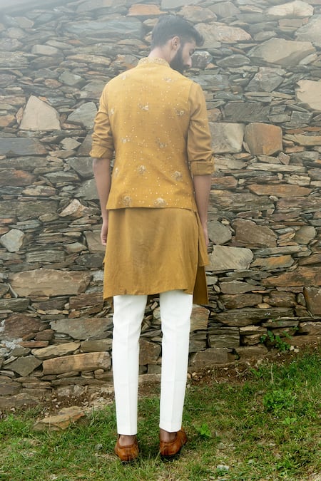 Sarab Khanijou Bhagalpuri Silk Embroidered Bundi & Kurta Set 