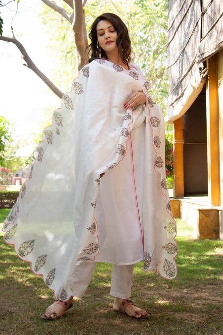 Missprint_White Chanderi Zig Zag Round Kurta Set With Scallop Dupatta _Online_at_Aza_Fashions
