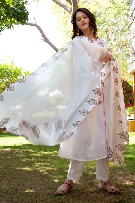 Buy_Missprint_White Chanderi Zig Zag Round Kurta Set With Scallop Dupatta _Online_at_Aza_Fashions