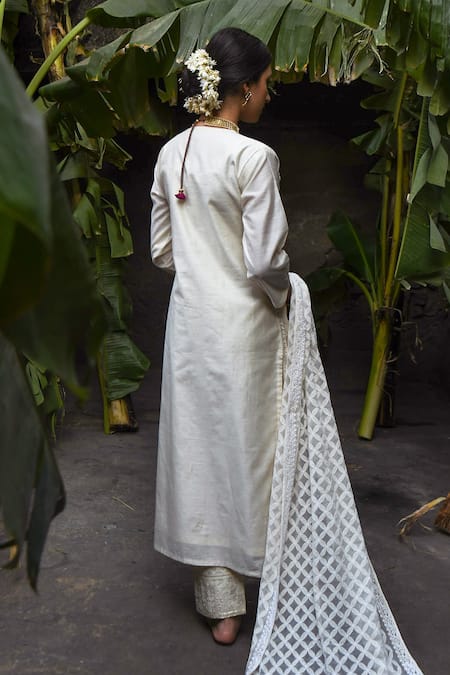 Shop_Karaj Jaipur_White Kurta Chanderi Pant Cotton And Dupatta Chiffon Embroidered Set _at_Aza_Fashions