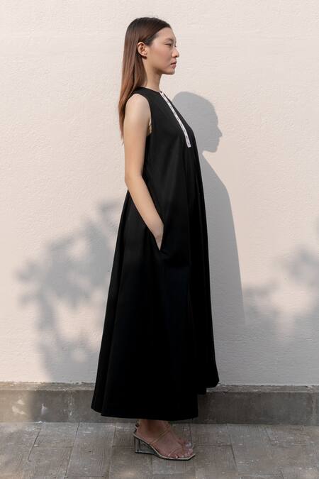 Kavya Singh Kundu_Black Cotton Round Neck Flowy Maxi Dress _at_Aza_Fashions