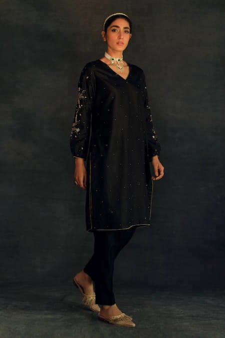 Shop Shikha Mehta Black Chanderi V Neck Kurta Set at Aza Fashions Shop_Shikha Mehta_Black Chanderi V Neck Kurta Set_at_Aza_Fashions
