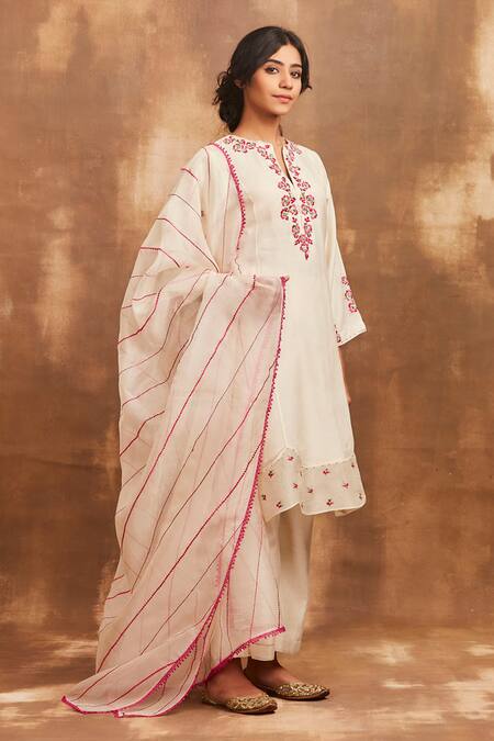 Sue Mue White Organza, Mul Notched Embroidered Kurta Set Online at Aza Fashions Sue Mue_White Organza, Mul Notched Embroidered Kurta Set _Online_at_Aza_Fashions