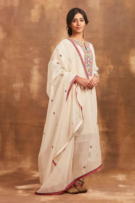 Sue Mue White Mul, Slub Cotton Notched Embroidered Kurta Set Online at Aza Fashions Sue Mue_White Mul, Slub Cotton Notched Embroidered Kurta Set _Online_at_Aza_Fashions